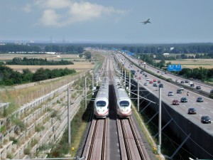 2 InterCityExpress 3-Züge (ICE 3 Baureihe 403) bei einer Parallelfahrt auf der Schnellfahrstrecke Köln-Rhein / Main anlässlich der Eröffnung am 25.07.2002؛